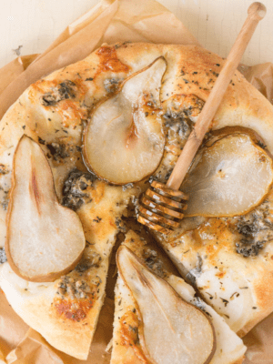 pear gorgonzola pizza with balsamic drizzle, balsamic on pizza